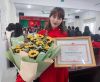 HÌNH ẢNH CÔ GIÁO VŨ THỊ DIỆU LINH NHẬN GIẢI NHÌ TRONG CUỘC THI GIÁO VIÊN DẠY GIỎI CẤP QUẬN