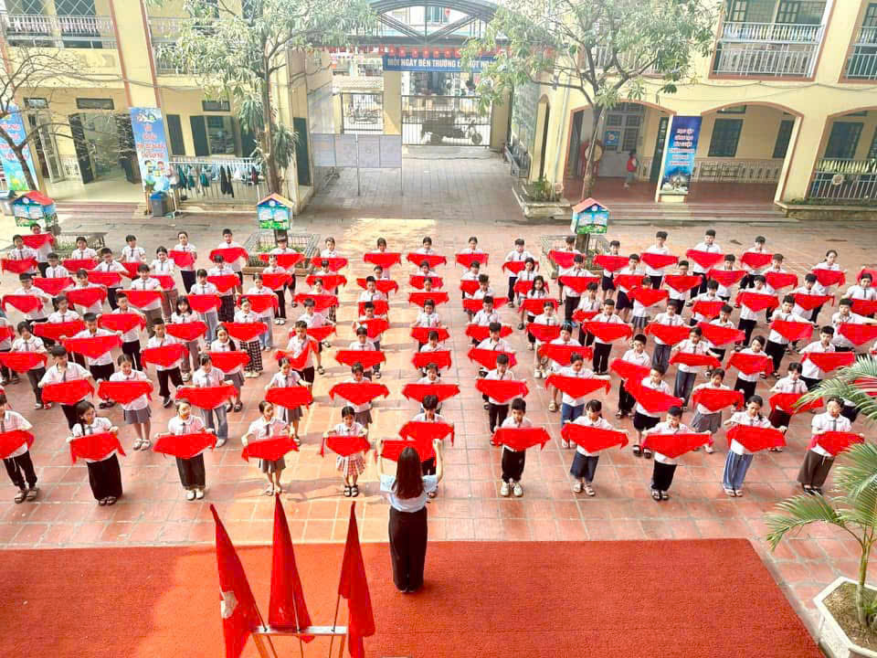🌈 Để chuẩn bị cho đợt kết nạp Đội viên năm học 2024-2025, hôm nay ngày 11/4/2025 Liên đội trường Tiểu học Phú Lương I đã tổ chức tập huấn chương trình dự bị đội viên.