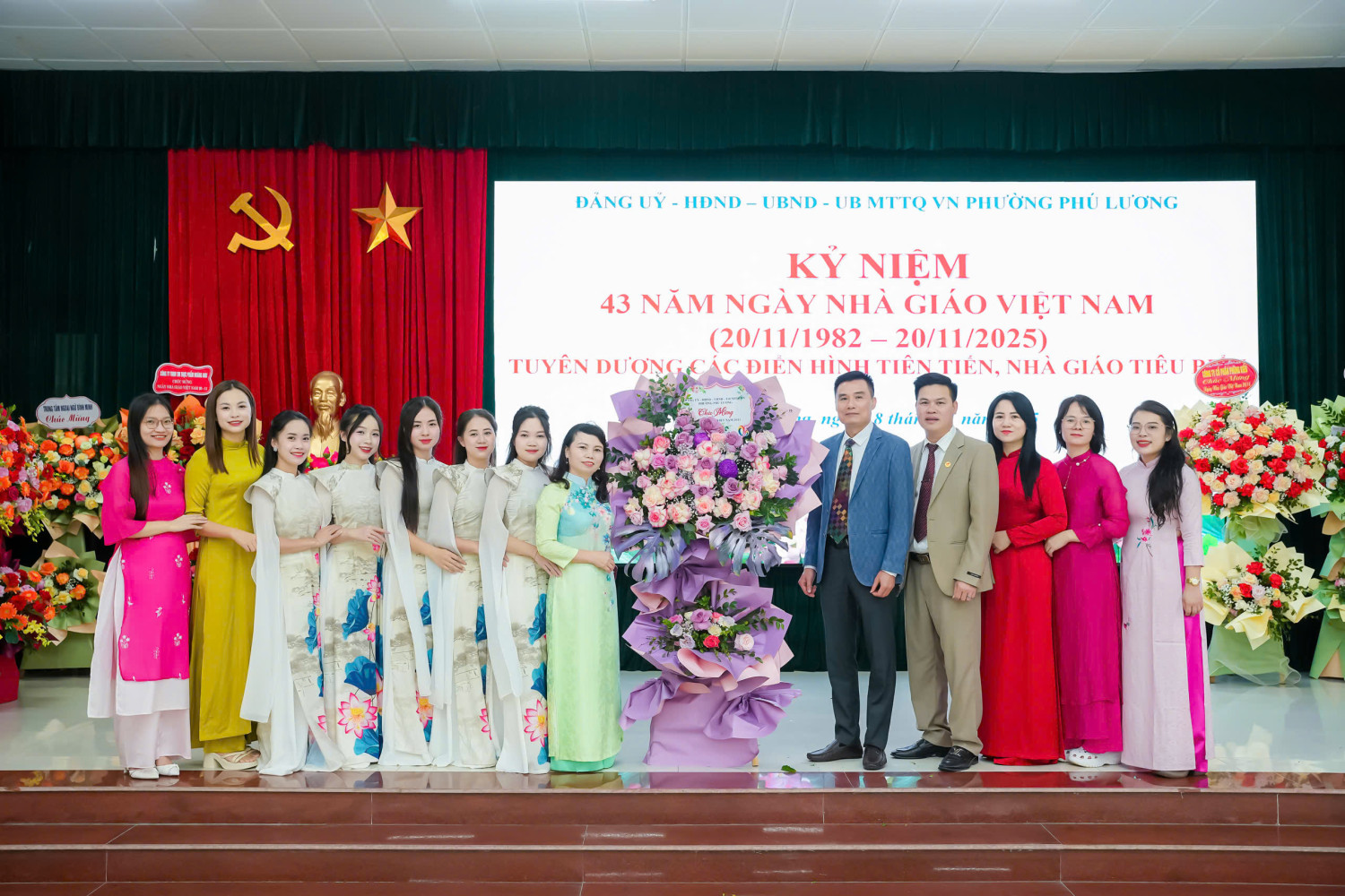 Đảng ủy - HĐND - UBND - UB MTTQ Việt nam Phường Phú Lương tặng hoa các Cô giáo Trường Tiểu học Phú Lương I Nhân dịp Kỷ niệm 43 năm ngày nhà giáo Việt nam 20/11/1982 - 20/11/2025.