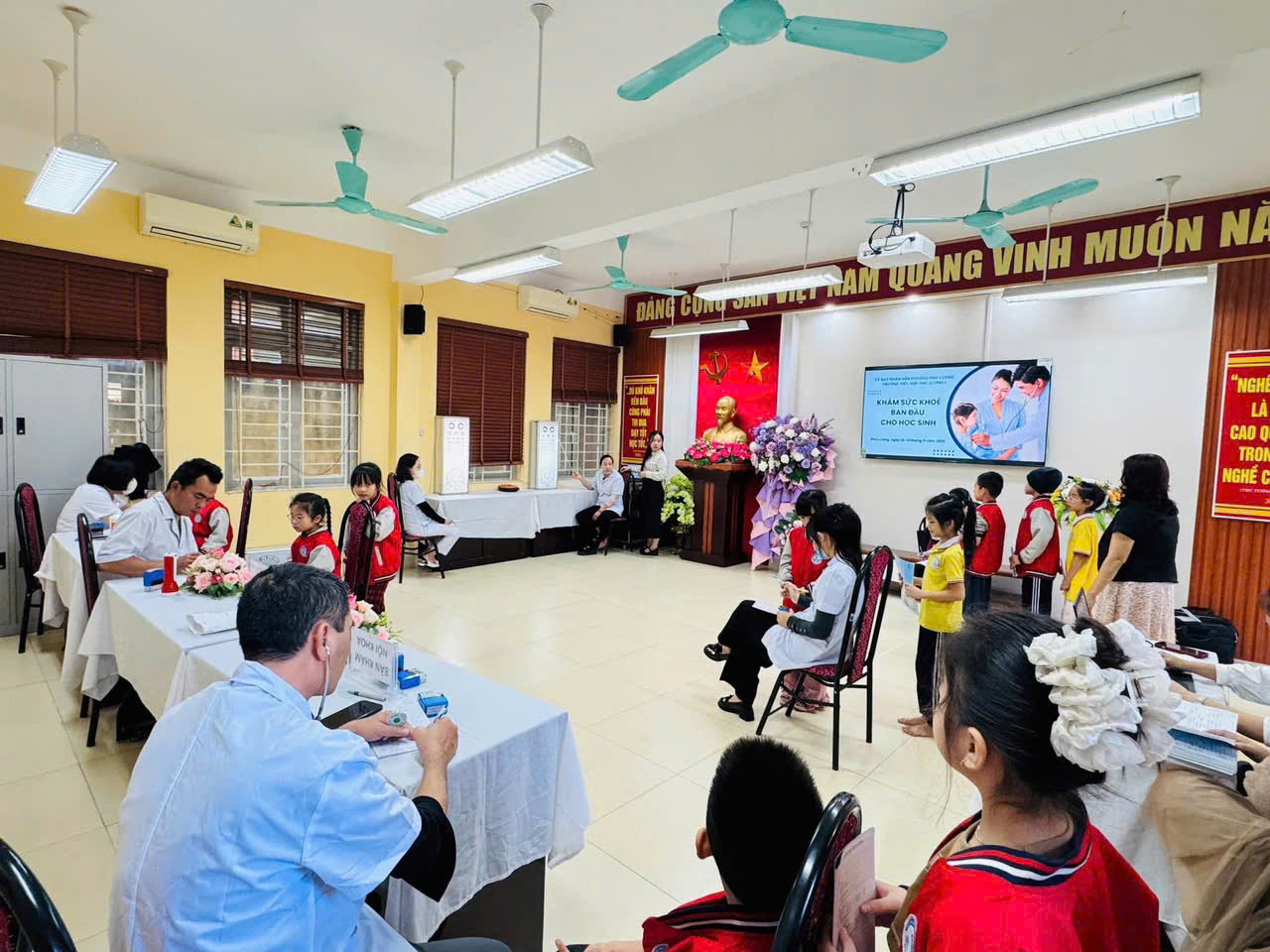 Ngày 13 - 14/11/2025, Trường Tiểu học Phú Lương I tổ chức khám sức khỏe ban đầu cho học sinh. Các con được kiểm tra chiều cao, cân nặng, thị lực, răng miệng và sức khỏe tổng quát.