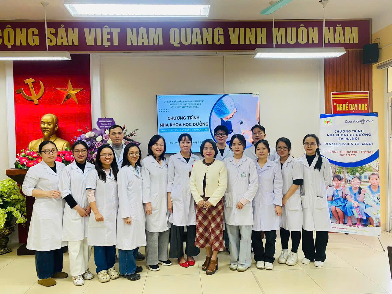 Thực hiện đề cương chương trình Nha học đường năm học 2025 đã được sở Y tế phê duyệt. Bệnh viện Hữu Nghị Việt Nam Cuba - Chương trình Nha học đường thành phố Hà Nội tổ chức khám và điều trị bệnh răng miễn phí cho học sinh tại Trường Tiểu học Phú lươn