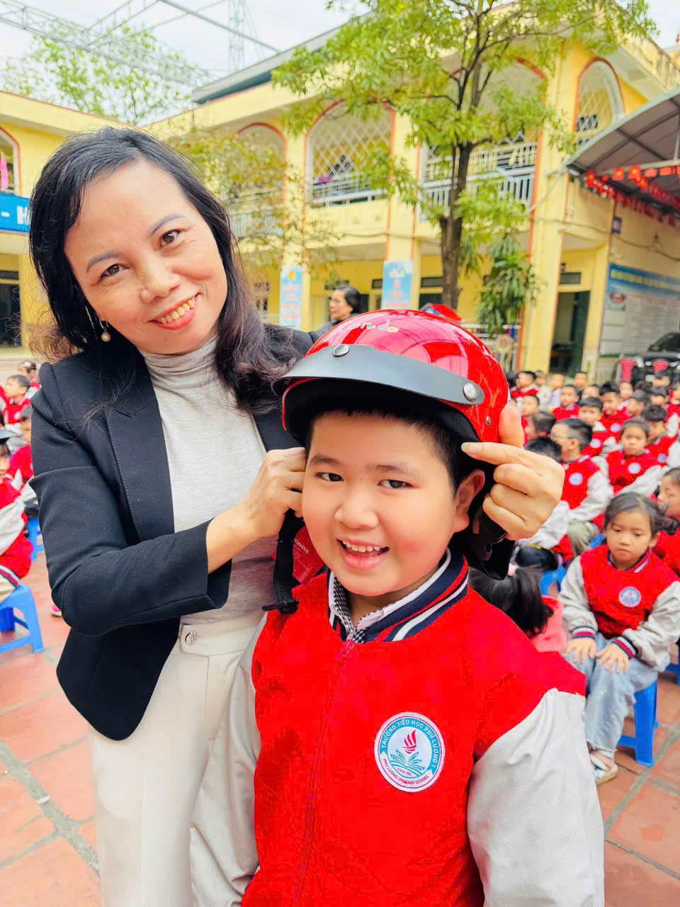 🌼”ĐỘI MŨ XINH - BẢO VỆ CHÚNG MÌNH”🌼 Hôm nay, Trường Tiểu học Phú Lương I phối hợp cùng công ty Honda Việt Nam trao tặng mũ bảo hiểm cho các em học sinh lớp 1. 🎉🎉🎉