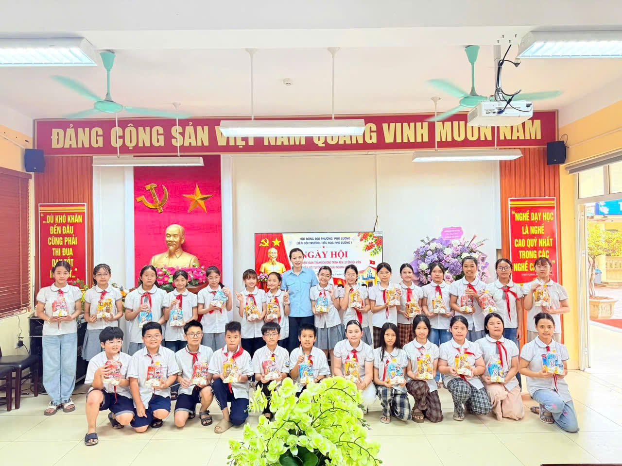NGÀY HỘI CÔNG NHẬN HOÀN THÀNH CHƯƠNG TRÌNH RÈN LUYỆN ĐỘI VIÊN GẮN VỚI TUYÊN DƯƠNG CHÁU NGOAN BÁC HỒ