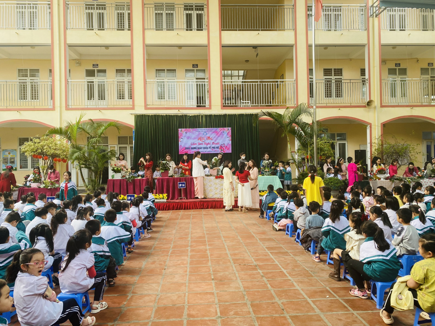HỘI THI CẮM HOA CHÀO MỪNG NGÀY QUỐC TẾ PHỤ NỮ 8/3